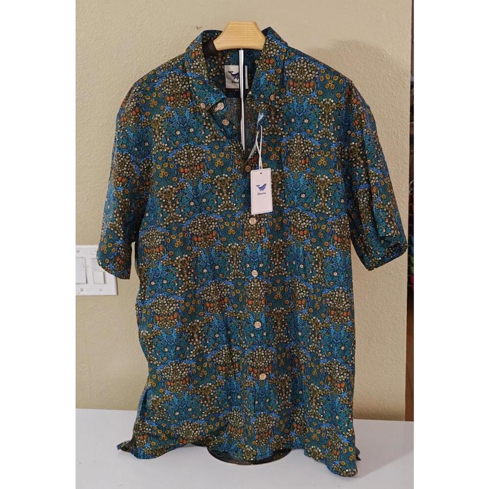 1960s Yiume Men's Blue Floral Hawaiian Short Sleeve Shirt